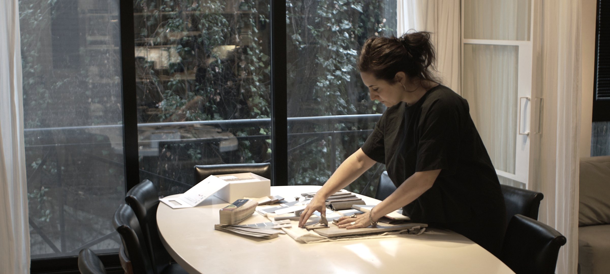 La arquitecta trabajando con muestras de materiales