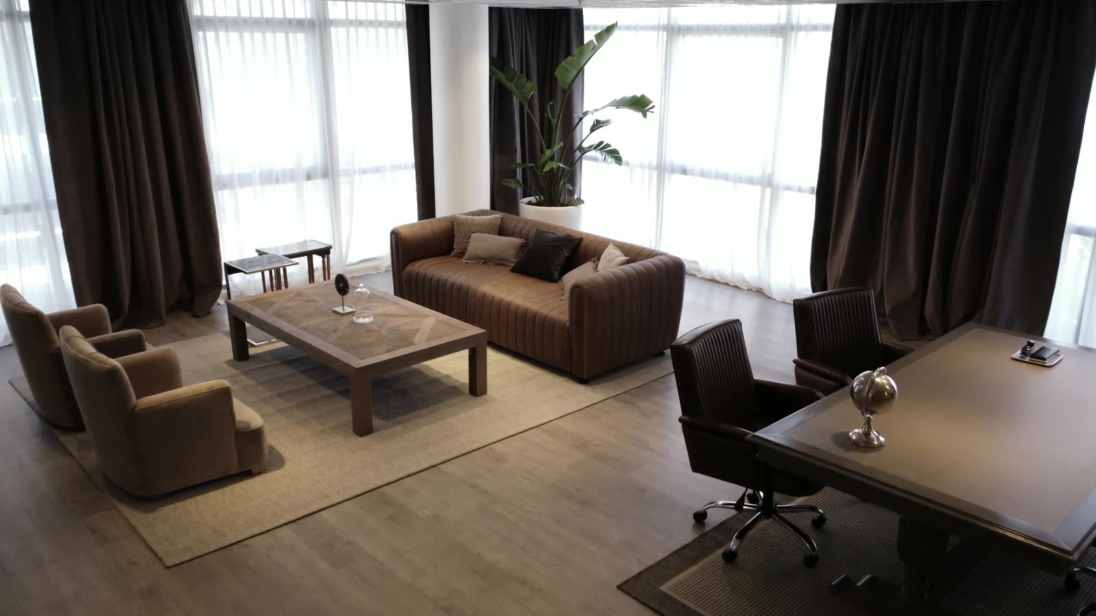 Estar con sillones, cortinas y mesa baja
